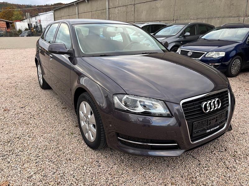 Grau Gebraucht 2011 Audi A3 Sportback Attraction Kombi | 6.700 € (Guter Preis) - Bild 1/4