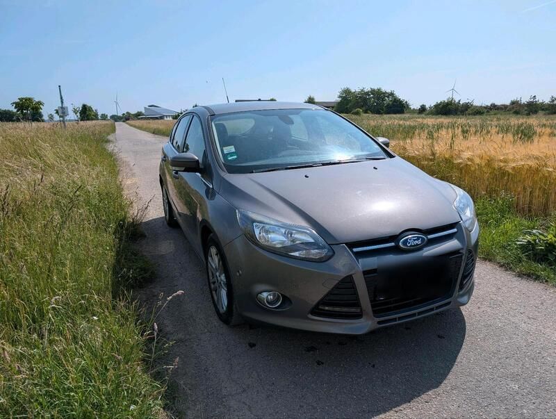 Grau Gebraucht 2014 Ford Focus Titanium Limousine | 4.500 € (Guter Preis) - Bild 1/4