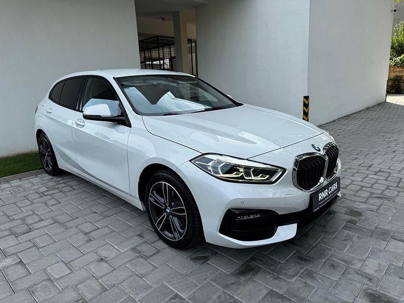 Weiß Gebraucht 2020 BMW 118 Sport Line Kleinwagen | 18.800 € (Fairer Preis) - Bild 1/4