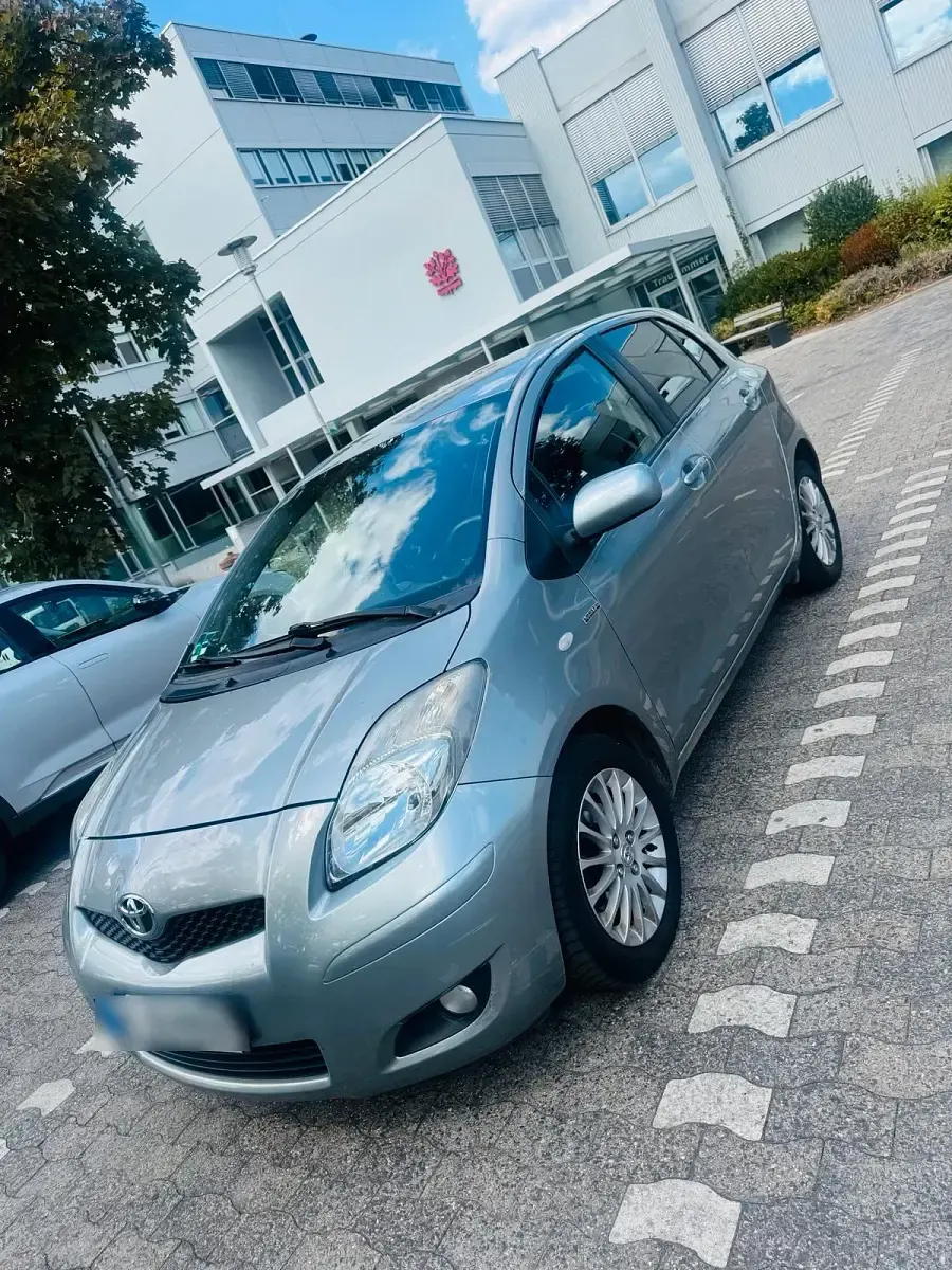 Gebraucht Toyota Yaris 101 PS (74 kW) 2009 Silber Kleinwagen
