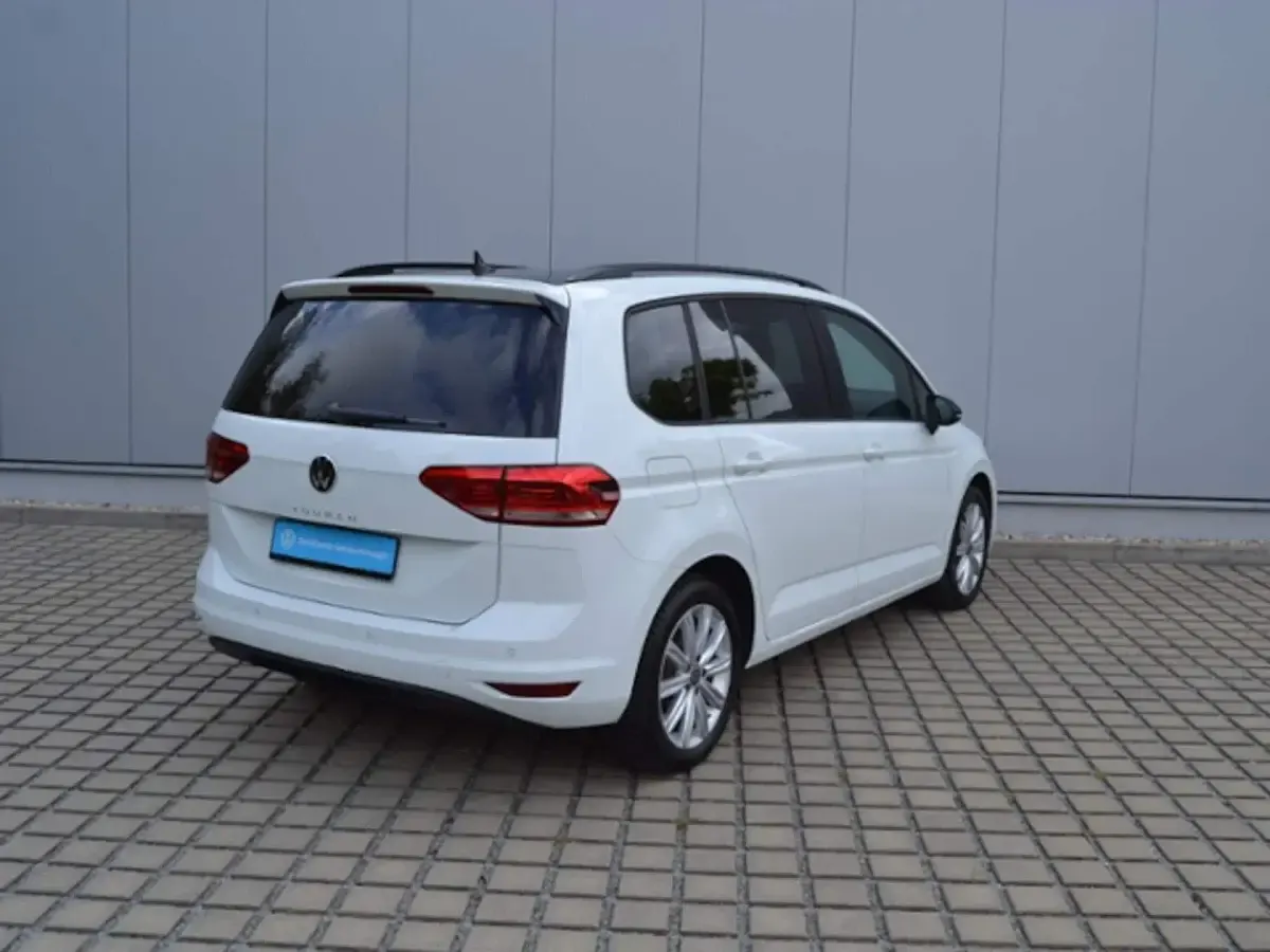Gebraucht VW Touran Highline 150 PS (110 kW) 2024 Weiß Van / Kleinbus