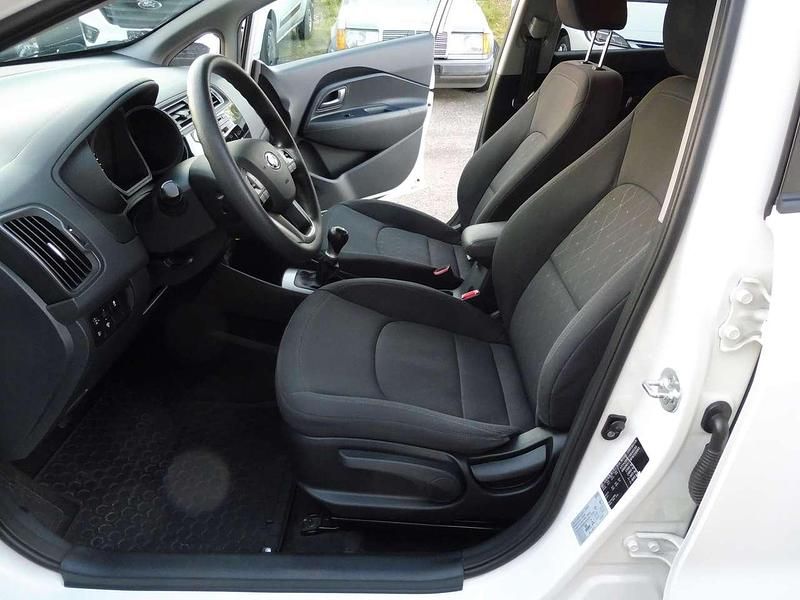 Gebraucht Kia Rio Attract 86 PS (63 kW) 2015 (ud) clear white Kleinwagen