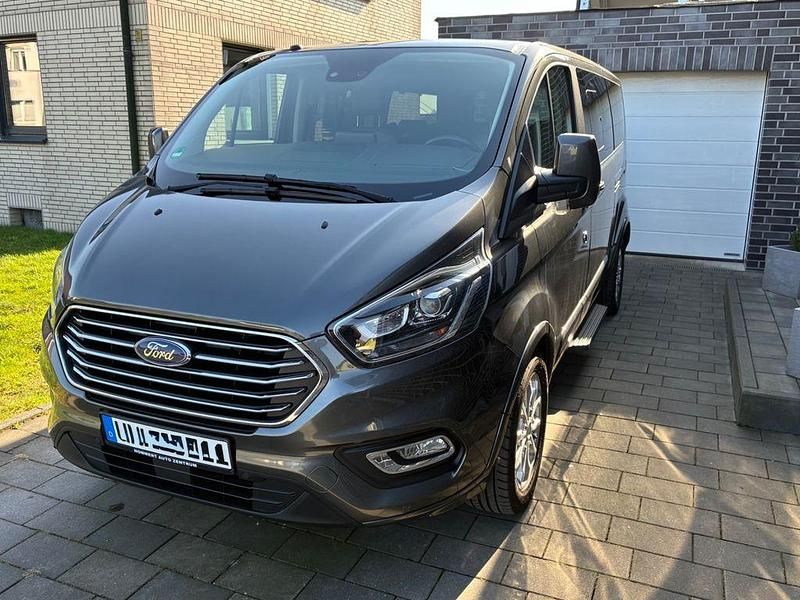 Gebraucht Ford Tourneo Titanium 131 PS (96 kW) 2020 Grau Van / Kleinbus