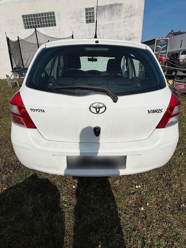 Gebraucht Toyota Yaris 101 PS (74 kW) 2010 Weiß Kleinwagen
