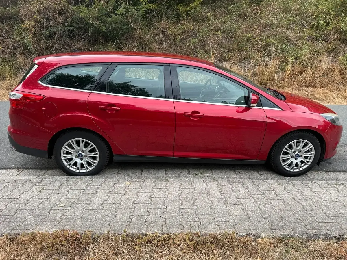 Gebraucht Ford Focus Titanium 150 PS (110 kW) 2011 Rot Kombi