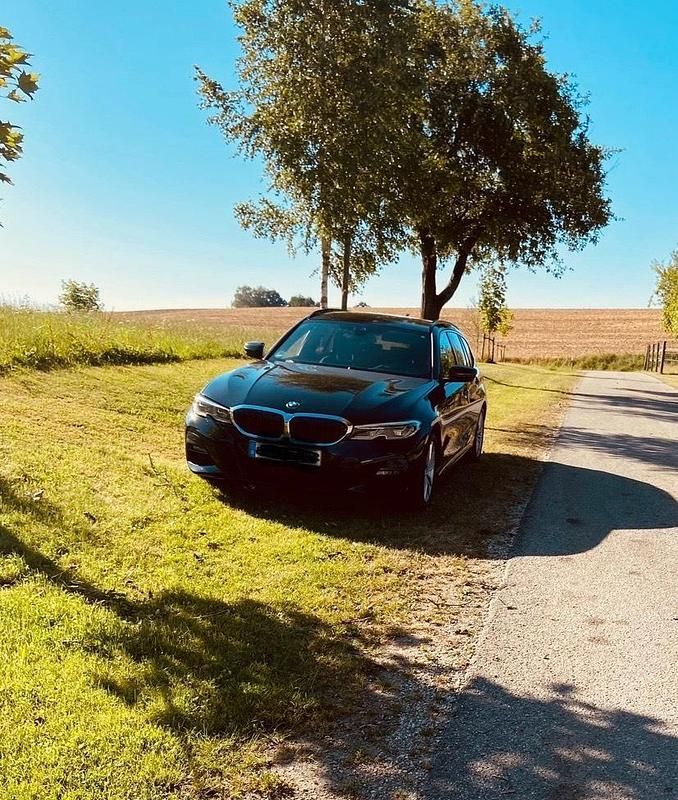 Schwarz Gebraucht 2021 BMW 320 M Sport Kombi | 35.000 € (Etwas zu teuer) - Bild 1/3
