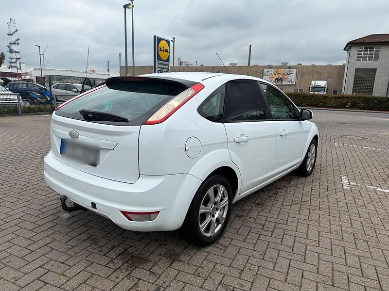Weiß Gebraucht 2008 Ford Focus Kleinwagen | 2.150 € (Fairer Preis) - Bild 1/4
