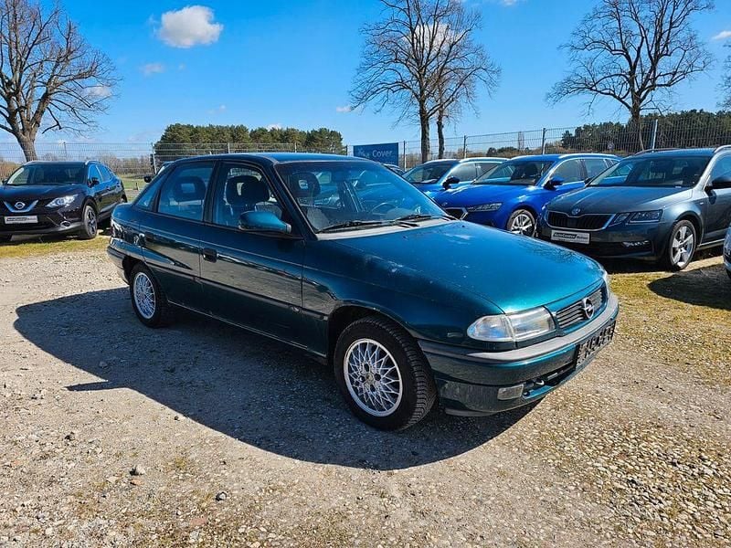 Używany Opel Astra 75 KM (55 kW) 1997 Zielony Sedan/Limuzyna