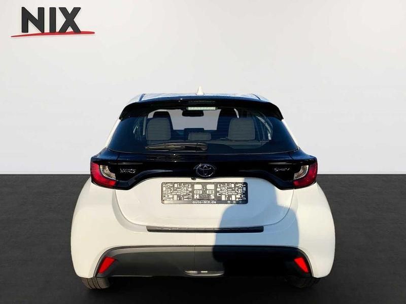 Neu Toyota Yaris Hybrid Comfort 116 PS (85 kW) 2025 Weiß Limousine