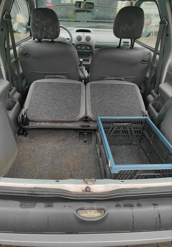 Second-hand Renault Twingo 58 CP (42 kW) 2005 Argintiu Hatchback