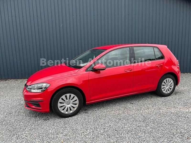 Rot Gebraucht 2018 VW Golf VII Trendline Limousine | 11.990 € (Superpreis) - Bild 1/4