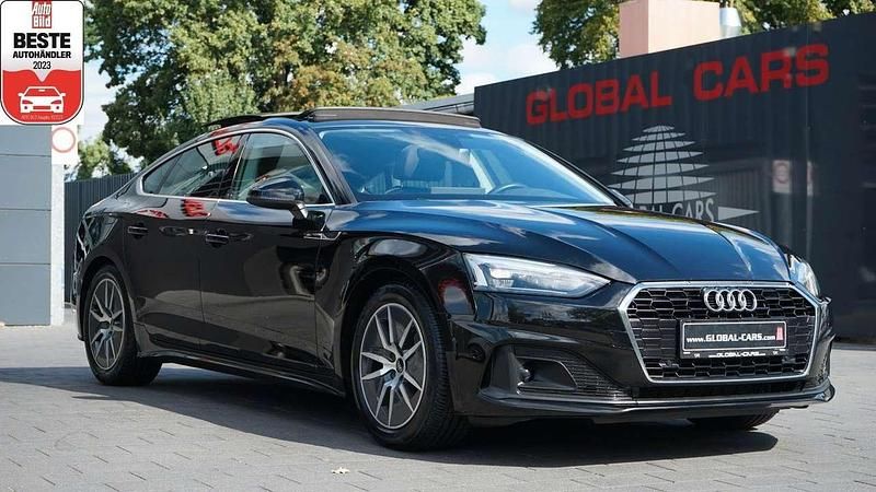 Brillantschwarz (metallic) Gebraucht 2022 Audi A5 Sportback Business Limousine | 26.885 € - Bild 1/4