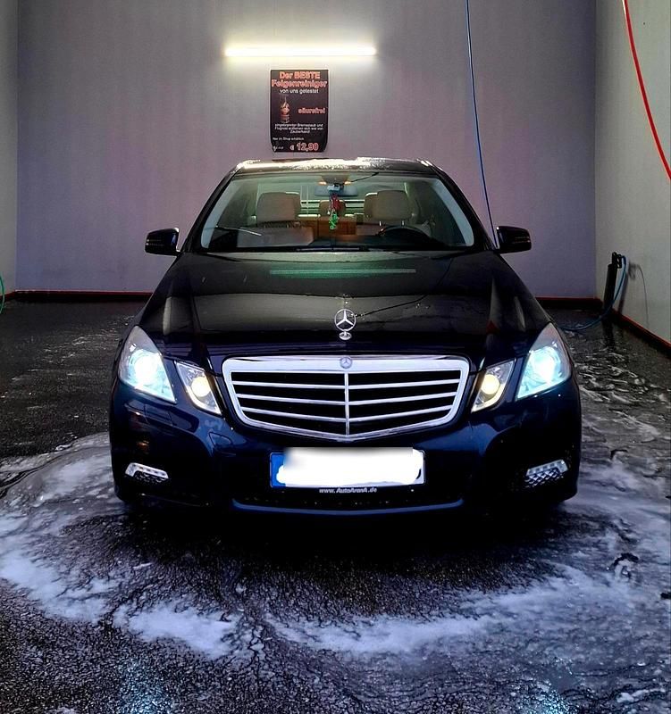 Blau Gebraucht 2009 Mercedes E250 Limousine | 10.000 € - Bild 1/4