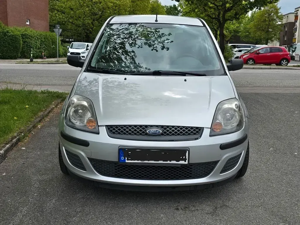 Gebraucht Ford Fiesta Ambiente 60 PS (44 kW) 2007 Silber Kleinwagen