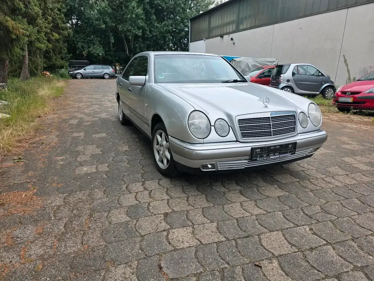 Gebraucht Mercedes E200 Elegance 136 PS (100 kW) 1998 Silber Limousine