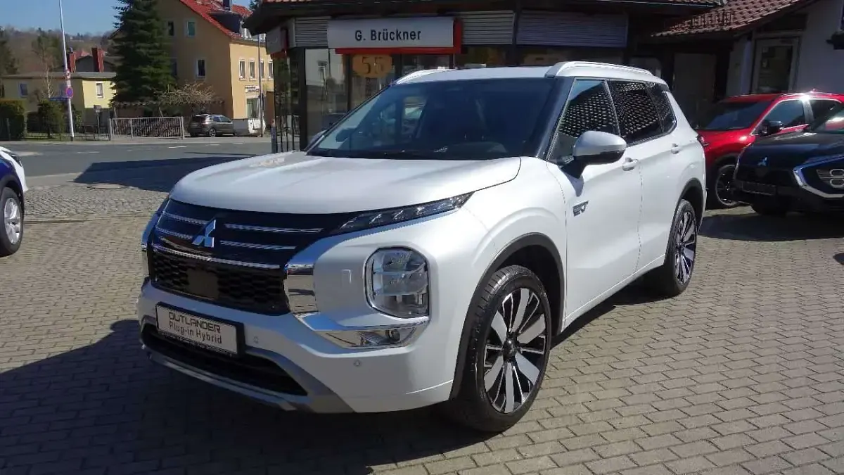 Gebraucht Mitsubishi Outlander P-HEV Top 306 PS (225 kW) 2025 Titanweiß SUV