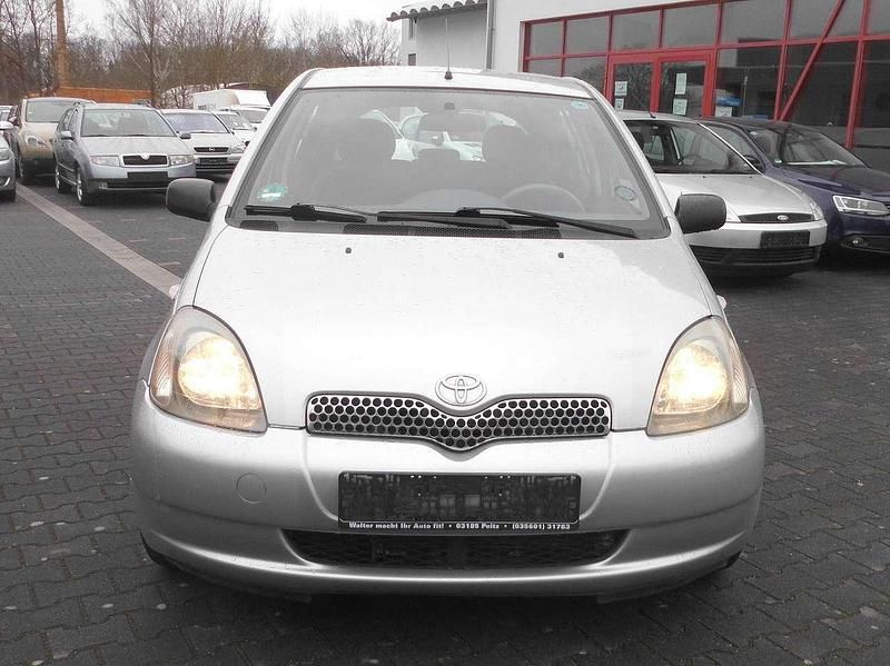 Silber Gebraucht 2001 Toyota Yaris Sol Limousine | 2.690 € (Teuer) - Bild 1/4
