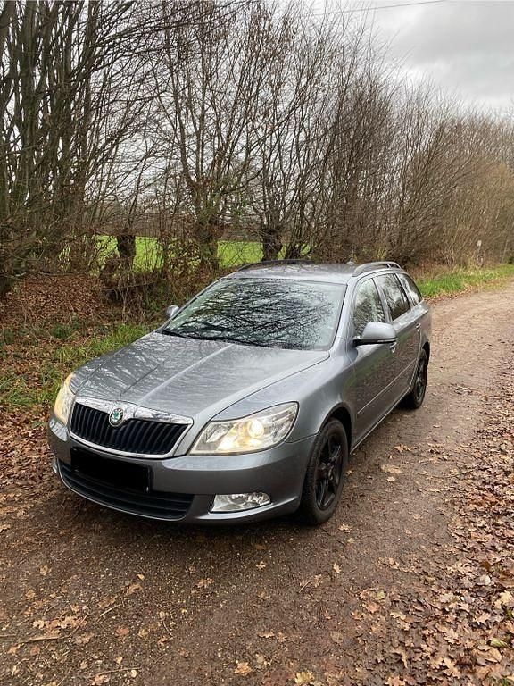 Grau Gebraucht 2013 Skoda Octavia Ambition Kombi | 4.800 € - Bild 1/4