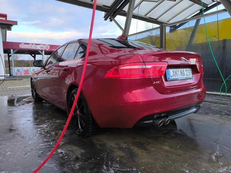 Rot Gebraucht 2018 Jaguar XE Portfolio Limousine | 16.900 € - Bild 1/4