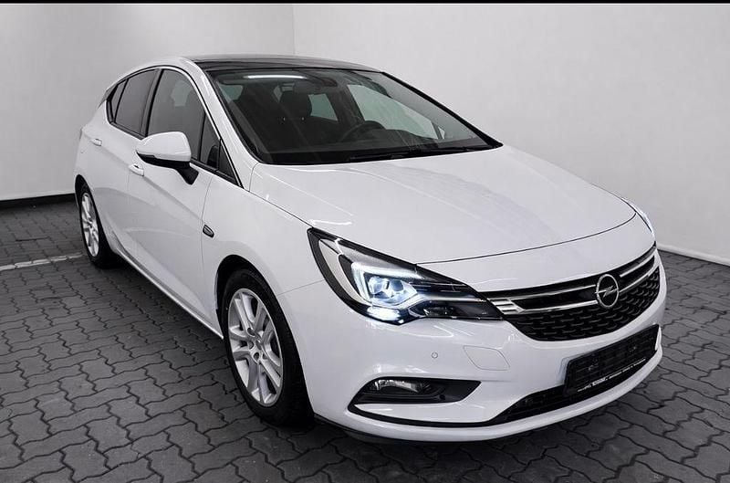Weiß Gebraucht 2018 Opel Astra Limousine | 11.885 € (Fairer Preis) - Bild 1/4