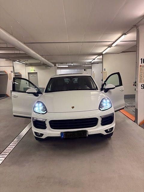 Second-hand Porsche Cayenne 299 CP (219 kW) 2015 Alb SUV