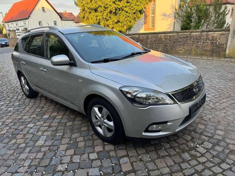 Machine silver (metallic) Gebraucht 2012 Kia Ceed Sportswagon Edition 7 Kombi | 4.900 € (Superpreis) - Bild 1/4