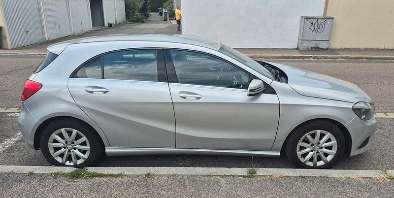 Gebraucht Mercedes A180 122 PS (89 kW) 2015 Grau Limousine