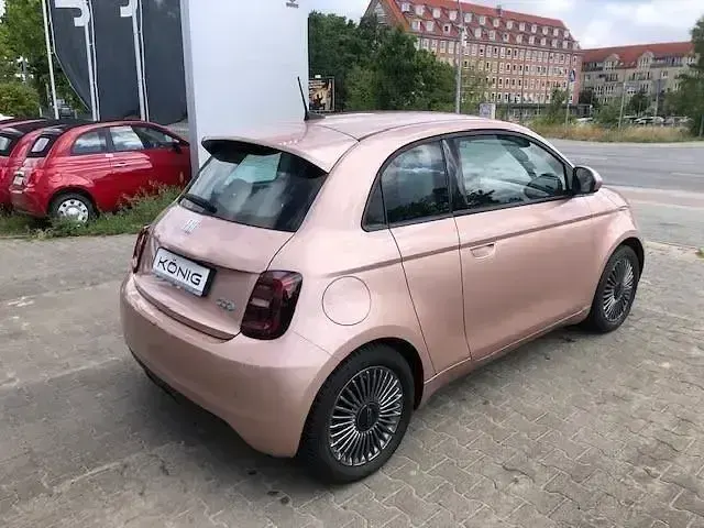 Second-hand Fiat 500e 86 kW (118 CP) 2023 Auriu Berlinǎ