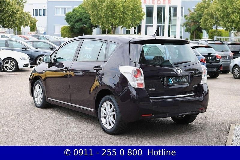 Gebraucht Toyota Verso Edition 132 PS (97 kW) 2011 Violett Van / Kleinbus