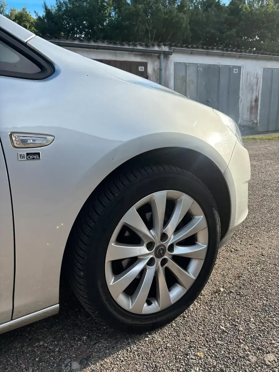 Gebraucht Opel Astra 116 PS (85 kW) 2012 Silber Limousine