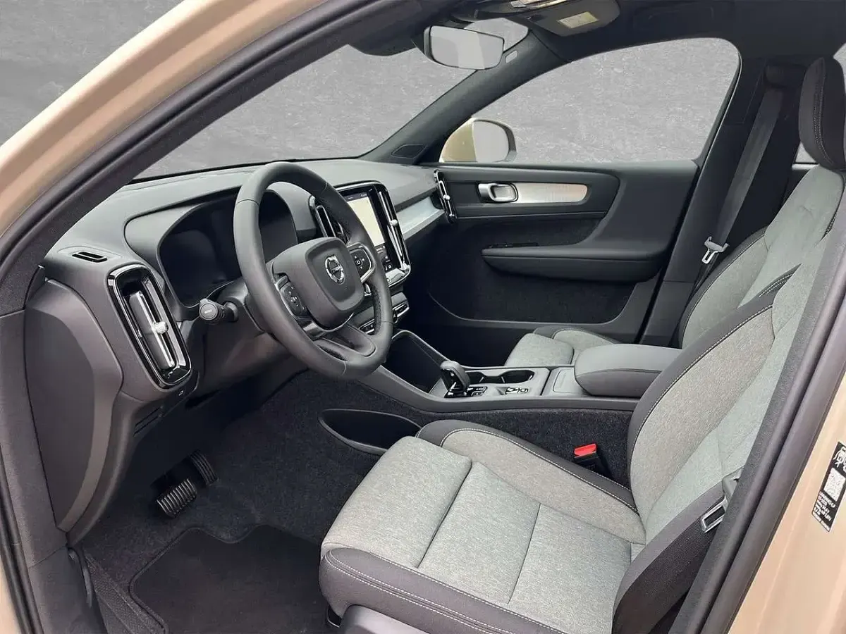 Nowe Volvo XC40 Core 163 KM (119 kW) 2025 Brązowy SUV