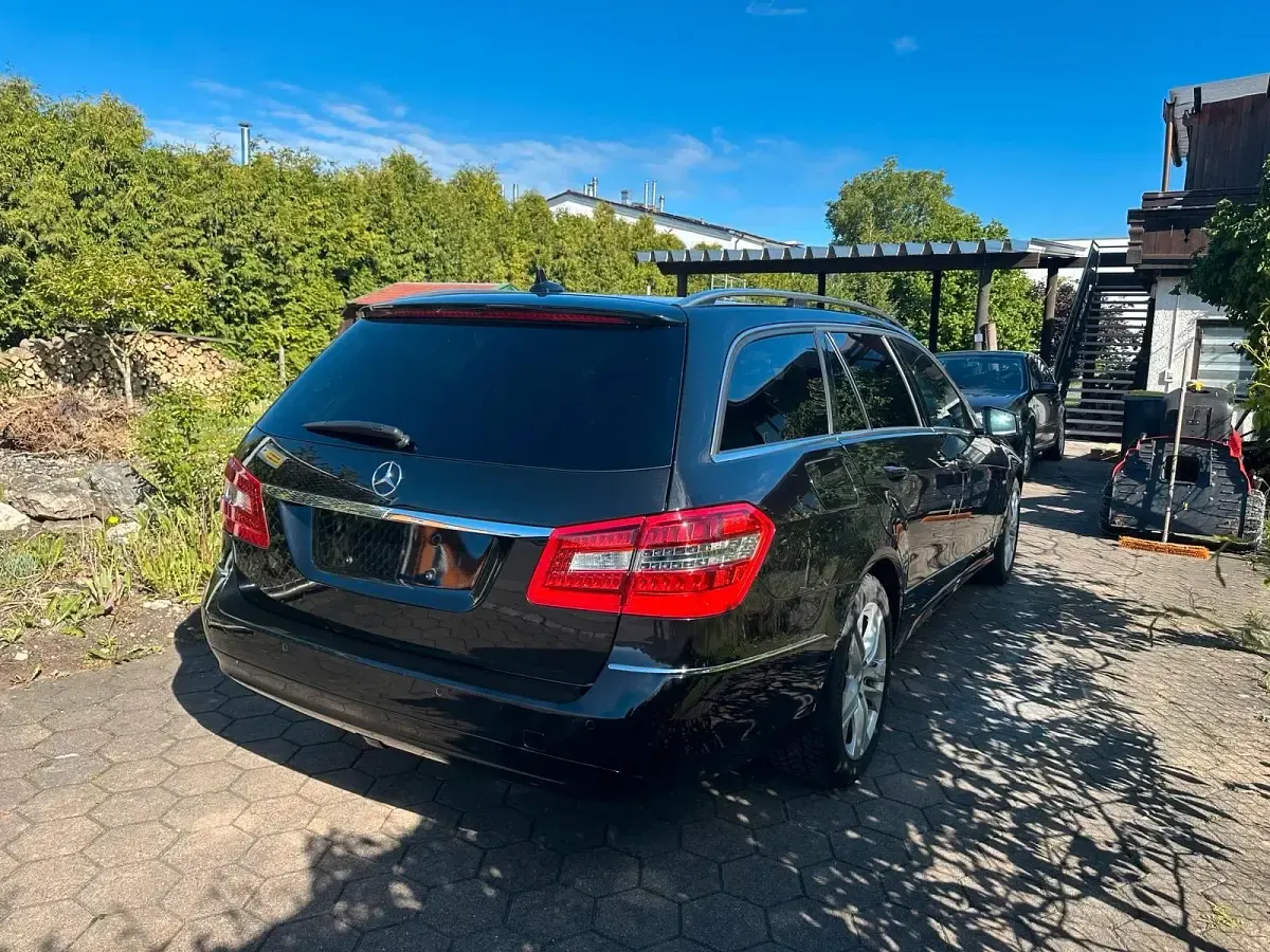 Gebraucht Mercedes E250 204 PS (150 kW) 2011 Schwarz Kombi
