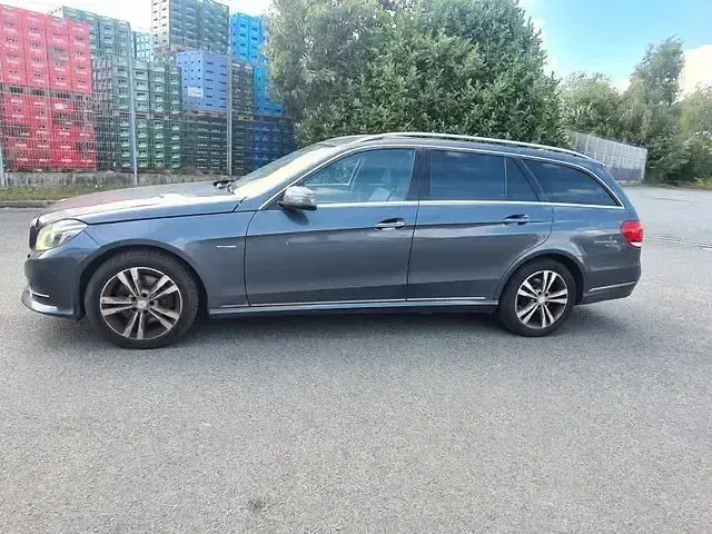 Używany Mercedes E220 204 KM (150 kW) 2013 Biały Sedan/Limuzyna