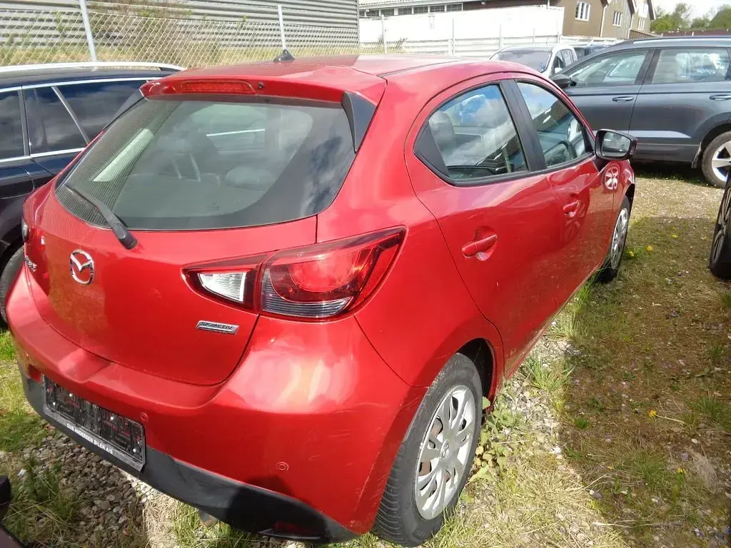 Używany Mazda 2 Center-Line 90 KM (66 kW) 2015 Czerwony Sedan/Limuzyna