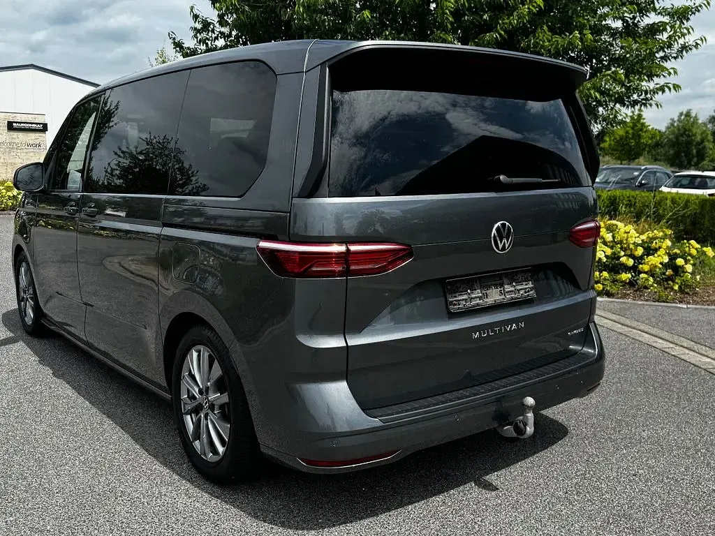Gebraucht VW Multivan 150 PS (110 kW) 2022 Grau Van / Kleinbus