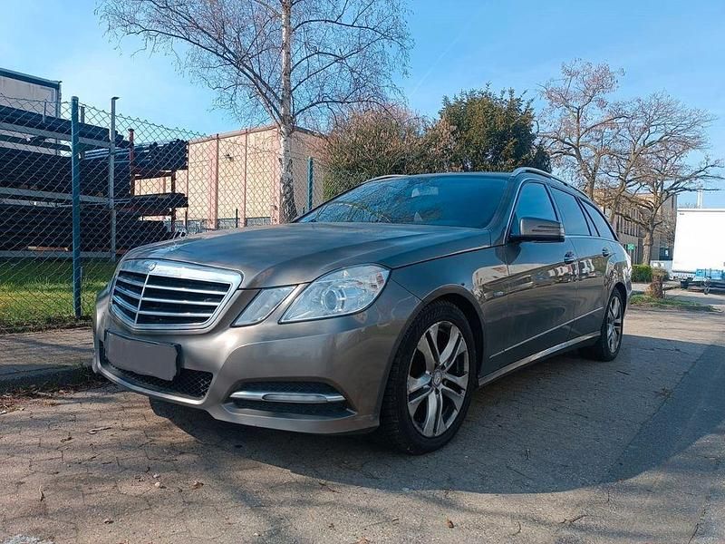 Gebraucht Mercedes E220 170 PS (125 kW) 2011 Grau Kombi