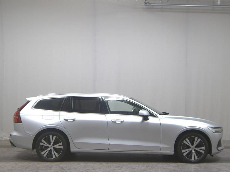 Grau Gebraucht 2021 Volvo V60 Momentum Kombi | 14.980 € (Superpreis) - Bild 1/4