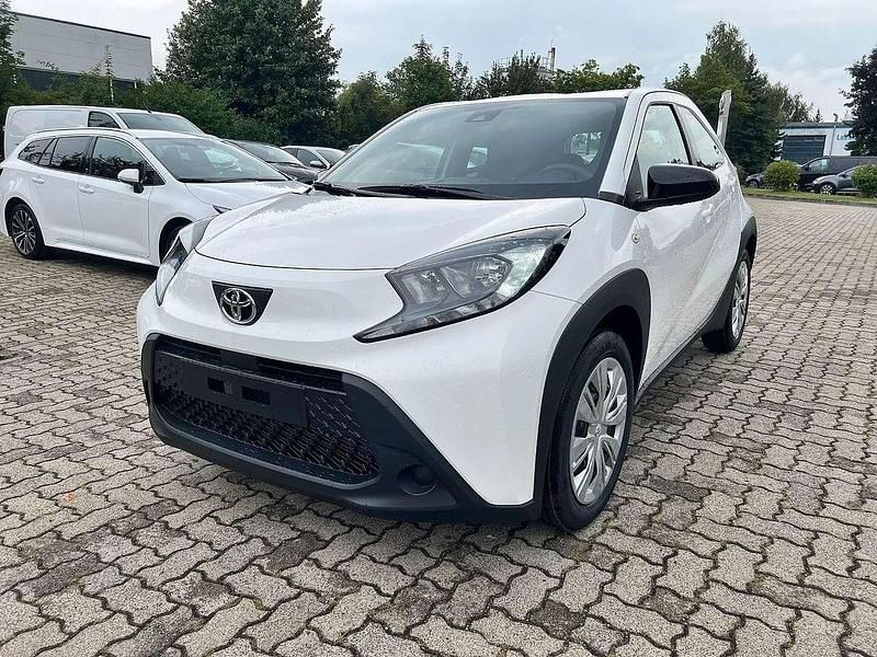 Schneeweiß Neu 2025 Toyota Aygo Play Kleinwagen | 15.590 € - Bild 1/4