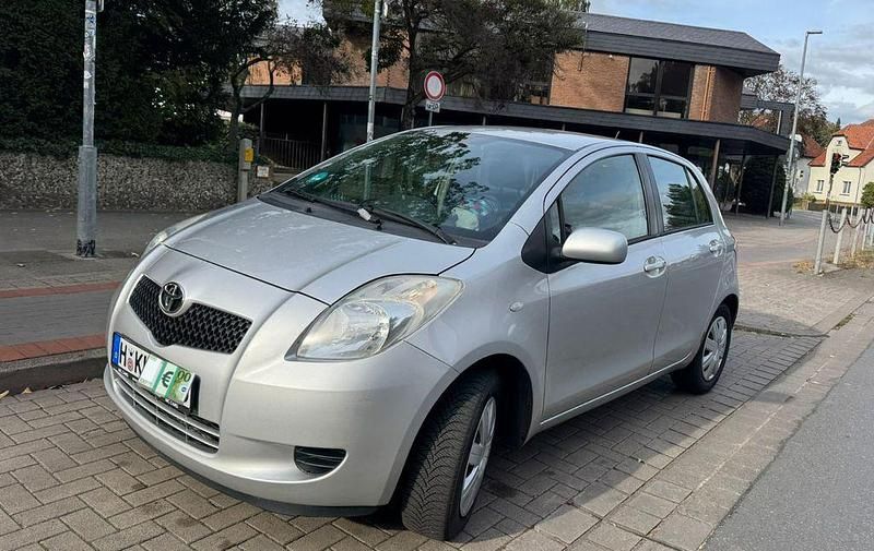 Silber Gebraucht 2007 Toyota Yaris Limousine | 1.850 € (Fairer Preis) - Bild 1/4