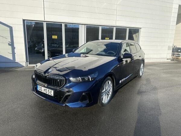 Blau (bmw individual tansanitblau metallic) Gebraucht 2024 BMW i5 Comfort Edition Limousine | 73.750 € - Bild 1/4