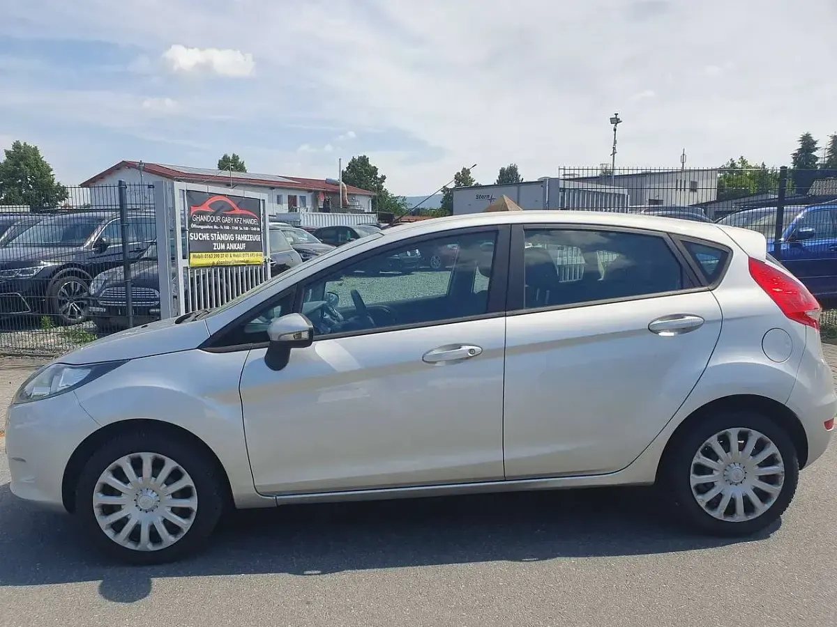 Gebraucht Ford Fiesta Trend 82 PS (60 kW) 2010 Polarsilber metallic Kleinwagen