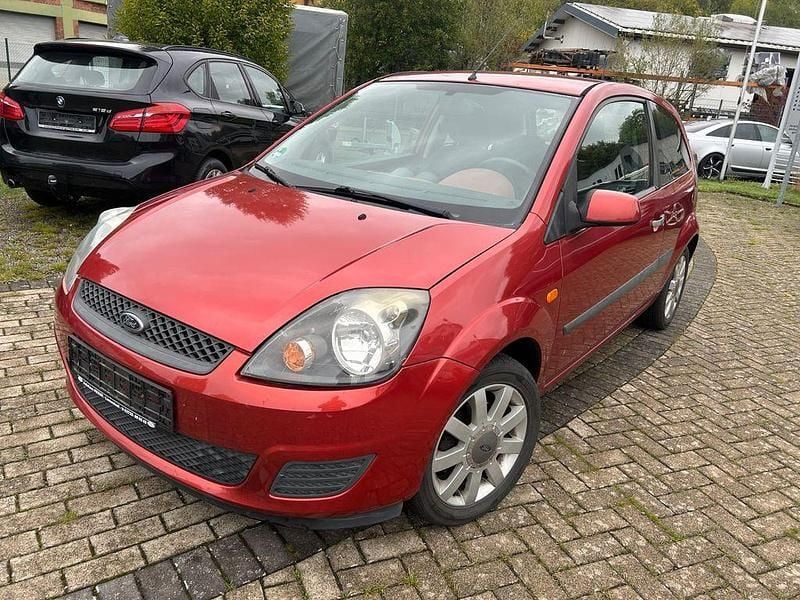 Rot Gebraucht 2006 Ford Fiesta Ambiente Kleinwagen | 1.990 € (Teuer) - Bild 1/4
