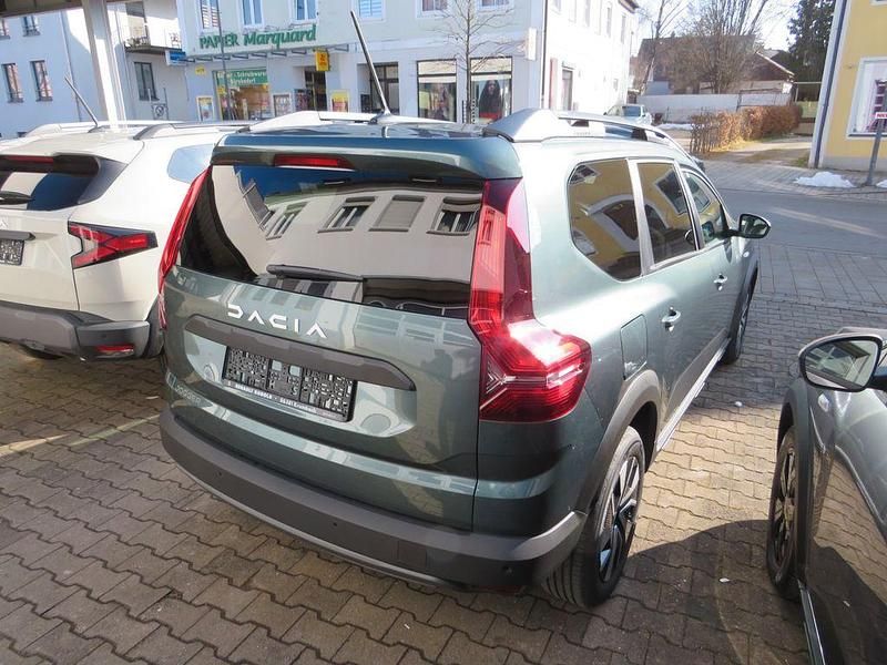 Neu Dacia Jogger Expression 110 PS (80 kW) 2025 Grün Van / Kleinbus