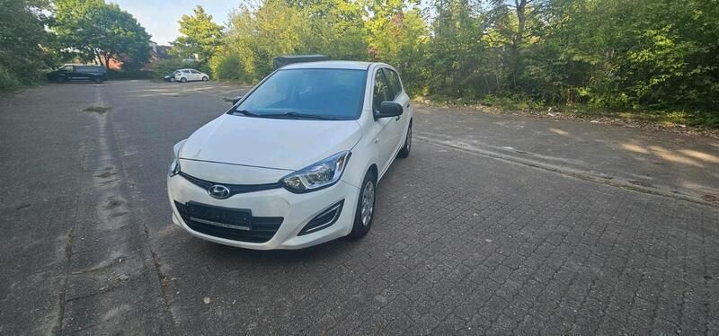 Weiß Gebraucht 2014 Hyundai i20 Limousine | 4.790 € (Superpreis) - Bild 1/4