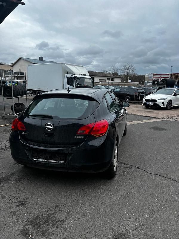 Gebraucht Opel Astra 100 PS (73 kW) 2011 Kleinwagen