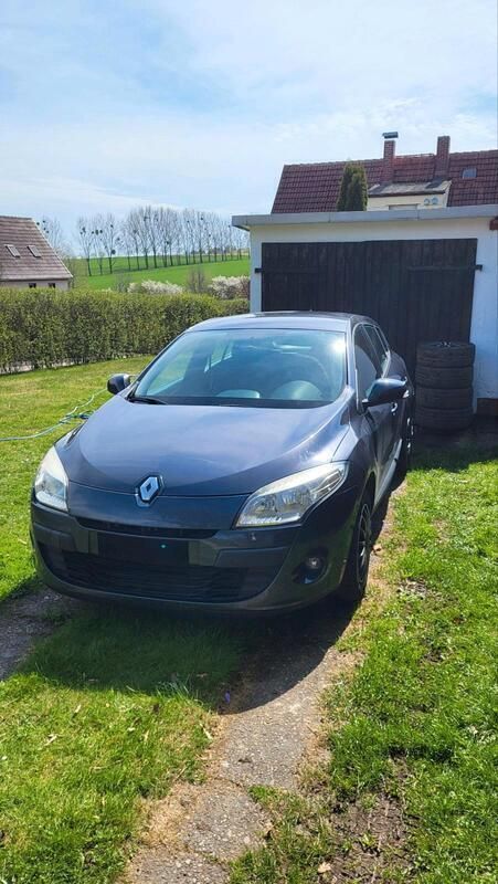 Grau Gebraucht 2010 Renault Mégane III Limousine | 3.000 € (Guter Preis) - Bild 1/4