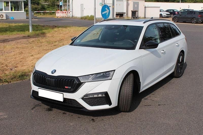Weiß Gebraucht 2024 Skoda Octavia RS Kombi | 38.990 € (Fairer Preis) - Bild 1/4