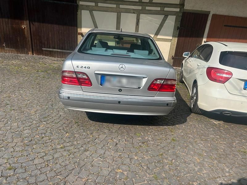 Silber Gebraucht 2002 Mercedes E240 Limousine | 9.000 € (Teuer) - Bild 1/4
