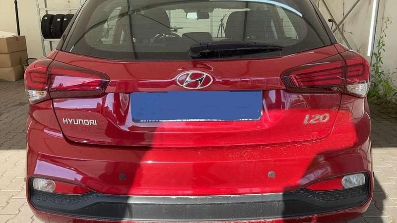Rot Gebraucht 2020 Hyundai i20 Trend Limousine | 12.660 € (Superpreis) - Bild 1/4