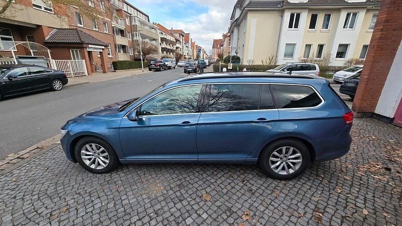 Gebraucht VW Passat Comfortline 150 PS (110 kW) 2016 Blau Limousine